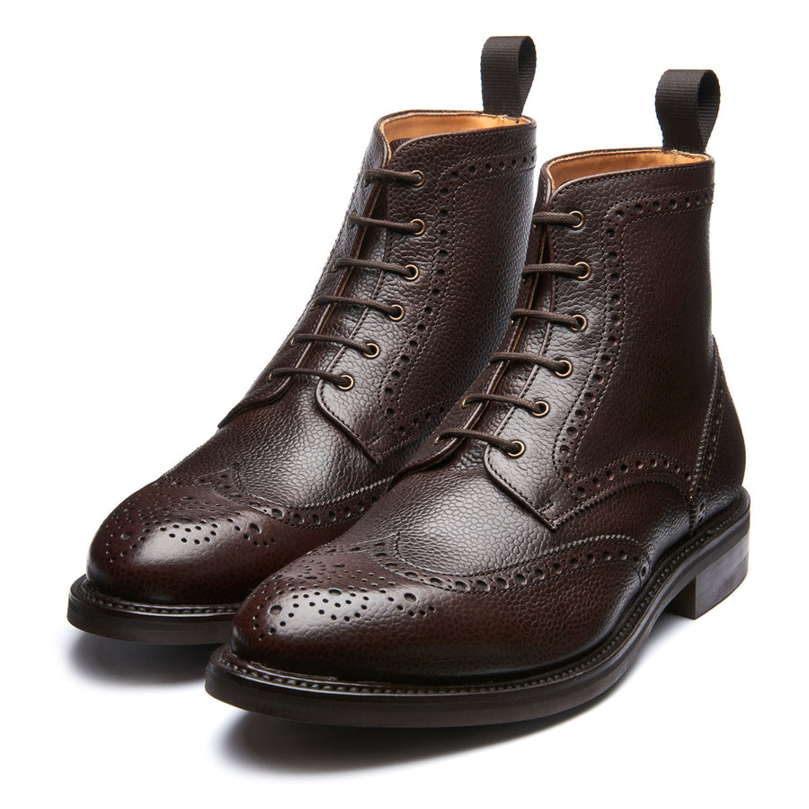 https://eu.nps-solovair.com/cdn/shop/products/019-BRN-CCWalnutBrownGrain-Calf6EyeDerbyBrogueBoot02_900x.jpg?v=1675353575